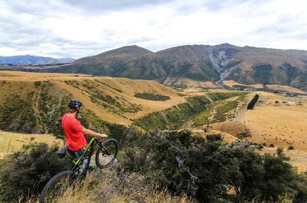 Mountain biker enjoys the view over Rabbit Ridge  